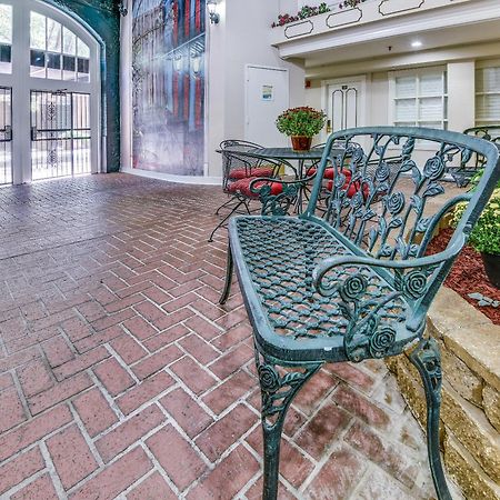 Plaza Suites Downtown New Orleans Exterior photo